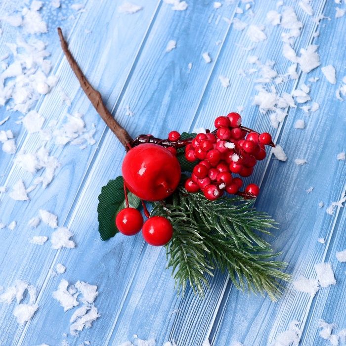 Еловая ветка декоративная «Зимнее волшебство. Грёзы», яблоко, красная калина, 17 см — PalitraMastera