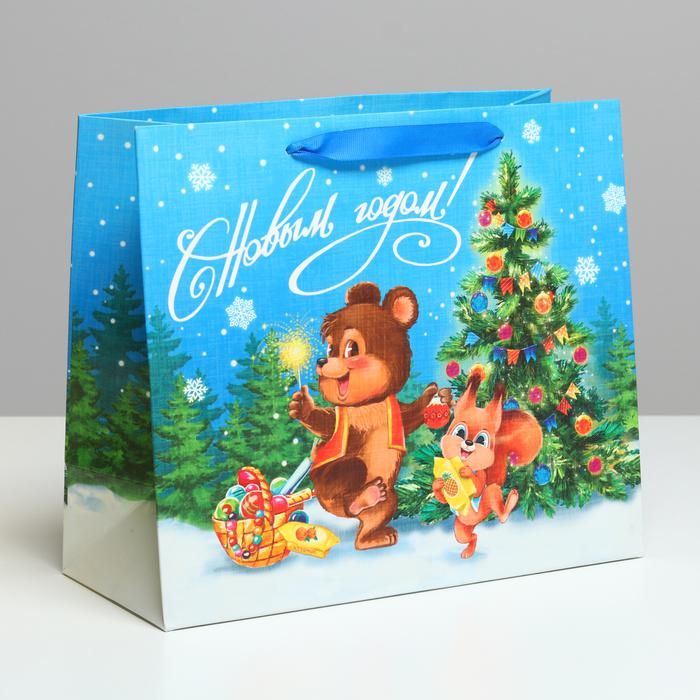 Пакет ламинированный горизонтальный «Зверята возле ёлки», ML 27 * 23 * 11,5 см  4843306 фото 1 — PalitraMastera