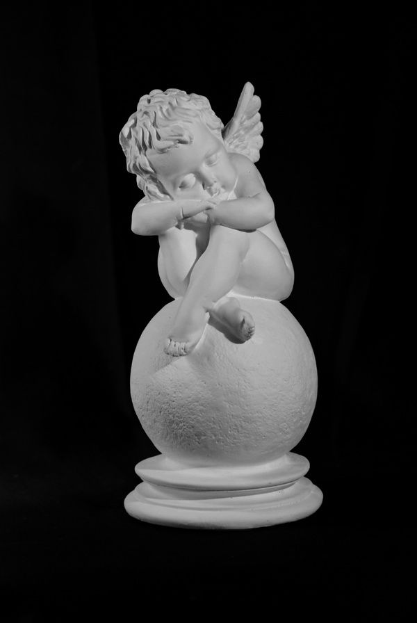 Ангел спящий на шаре, гипс (арт.80-802)--- фото 1 &mdash; PalitraMastera