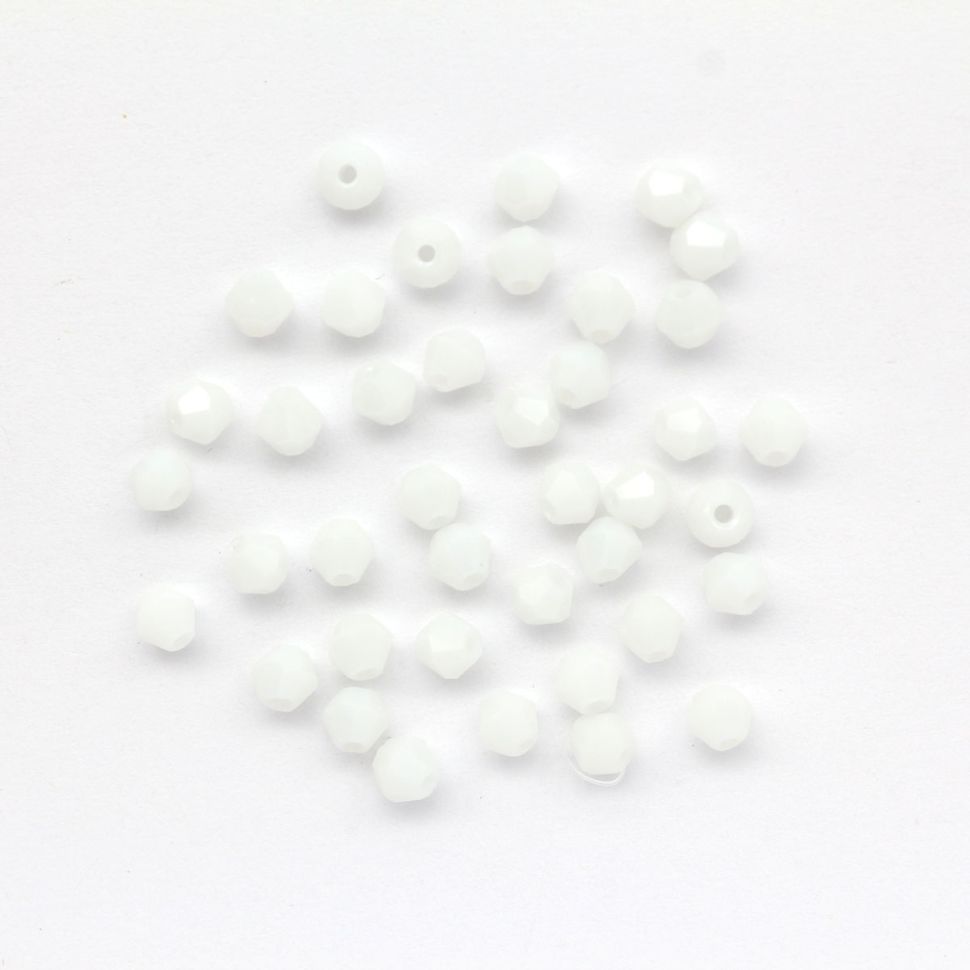 Бусины стеклянные 4*4мм, Z-439, 40шт/уп (822 белый) фото 1 &mdash; PalitraMastera