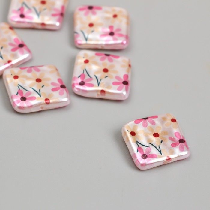 Бусина для творчества пластик «Жемчужный плоский квадрат с цветочками», 0.5х1.6х1.6 см фото 1 &mdash; PalitraMastera