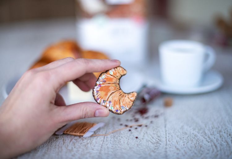 Брошь-вышивка КРУАССАН — PalitraMastera