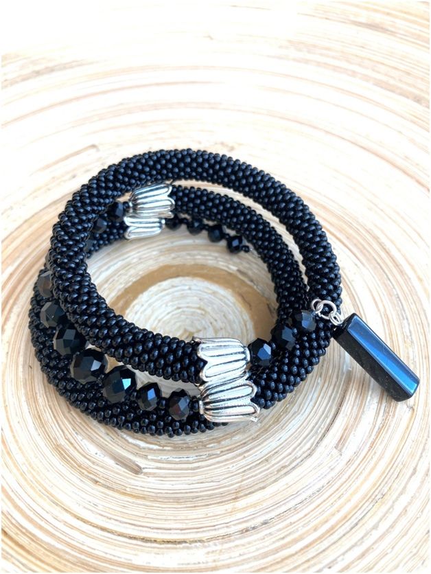 Браслет на проволоке (черный) фото 1 — PalitraMastera