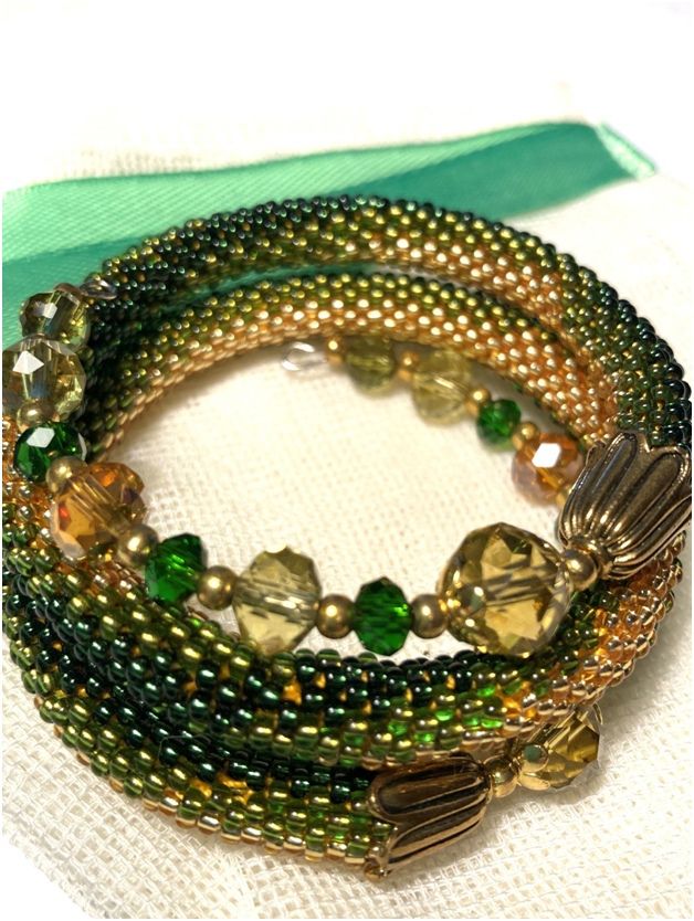 Браслет на проволоке (зелено/золотой) фото 1 — PalitraMastera