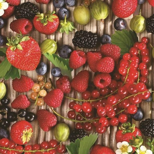 Салфетки - трехслойные, Daisy, садовые ягоды на деревянном столе фото 1 — PalitraMastera