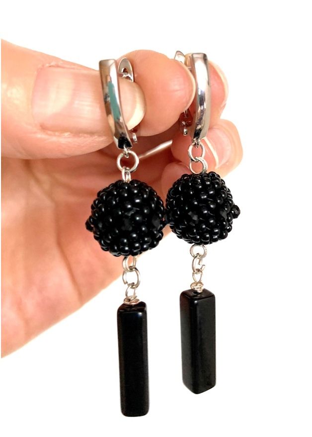 Серьги «Черные шарики с подвеской» фото 1 — PalitraMastera